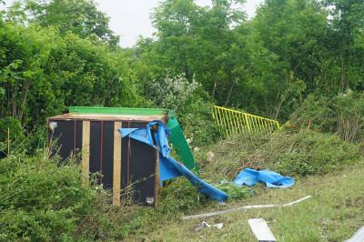 Aichelberg/A8: Schaustellerfahrzeug kippt in Kurve um - Verkehrschaos